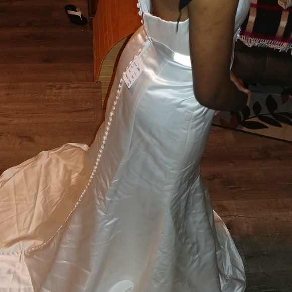 New wedding dress with tags attached - Picture 7 of 11